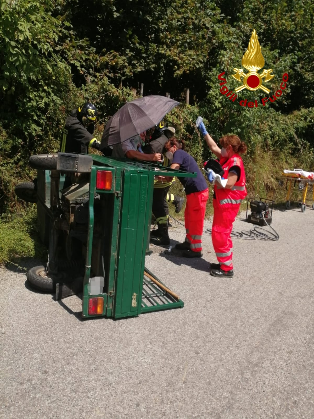 Incidenti Stradali a Chiaravalle, Ape si ribalta i Vvf estraggono anziano del mezzo