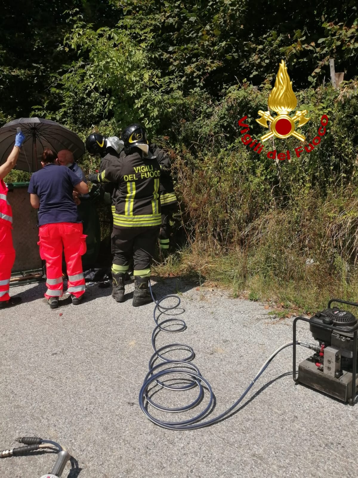 Incidenti Stradali a Chiaravalle, Ape si ribalta i Vvf estraggono anziano del mezzo