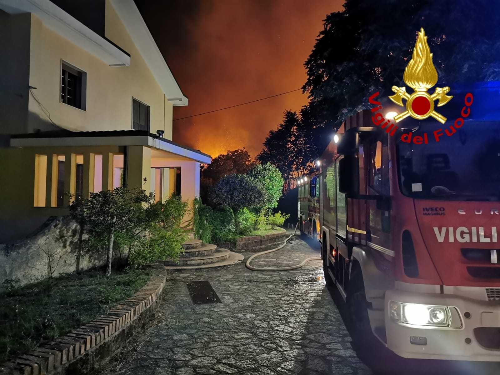 Catanzaro, vasto incendio vicino abitazioni zona Gagliano intervento dei Vvf