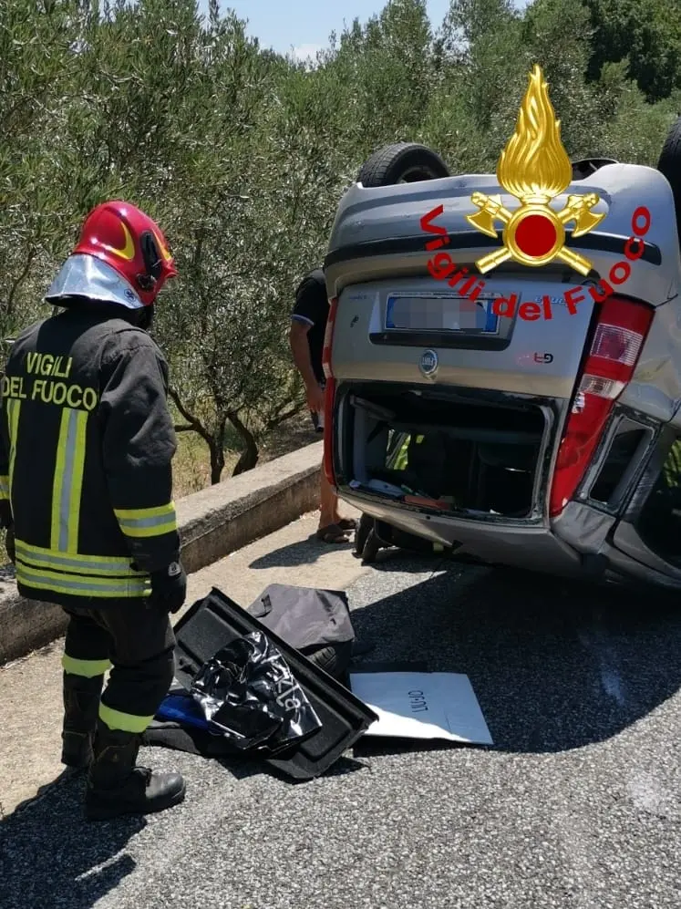 Incidenti stradali. Lamezia auto perde il controllo e si ribalta, intervento dei Vvf