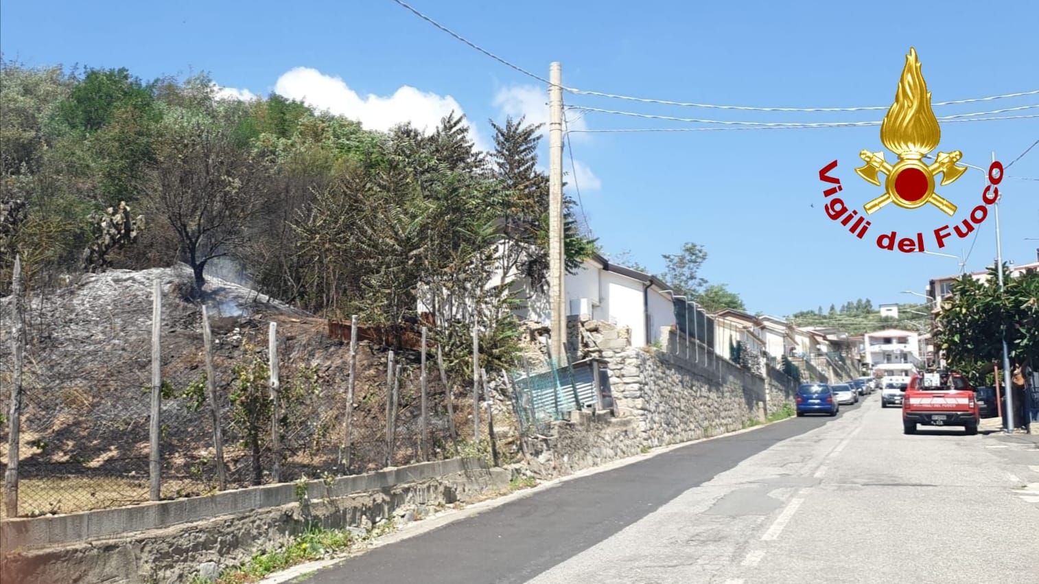Vasto incendio vicino abitazione a Sellia Marina sul posto i VVF. Foto