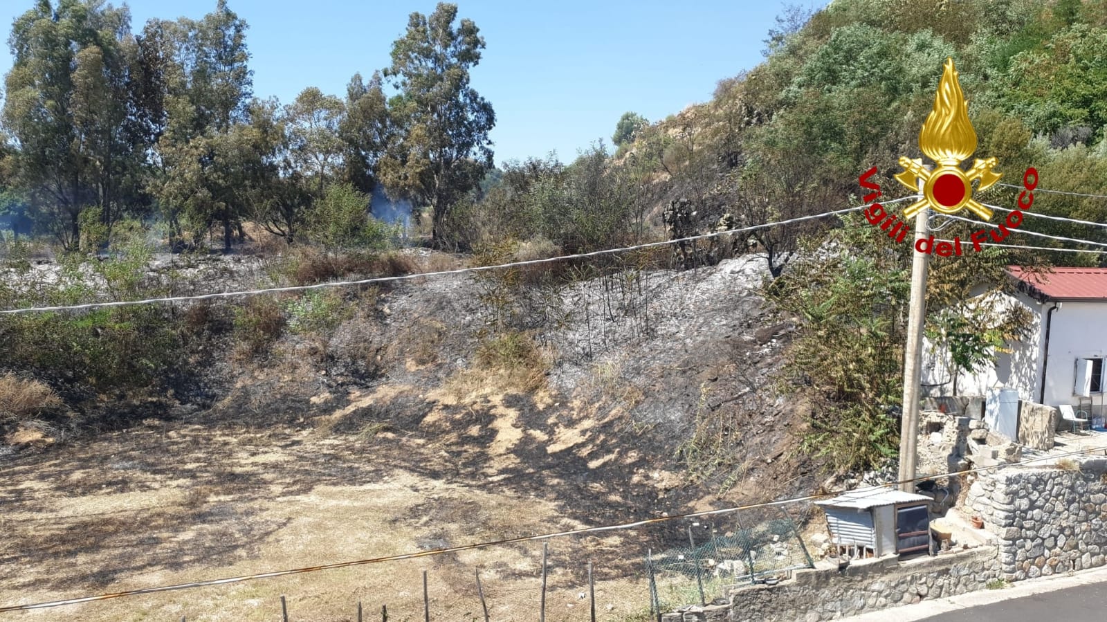 Vasto incendio vicino abitazione a Sellia Marina sul posto i VVF. Foto