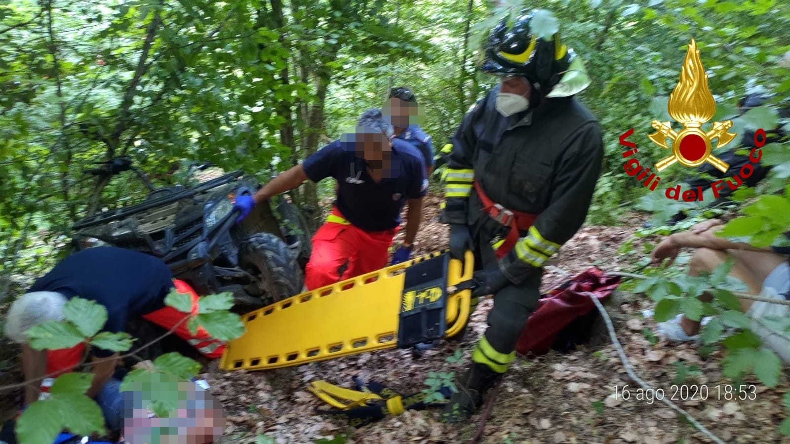 Avventura disavventura. Quad precipita nella scarpata, marito e moglie feriti, intervento dei Vvf