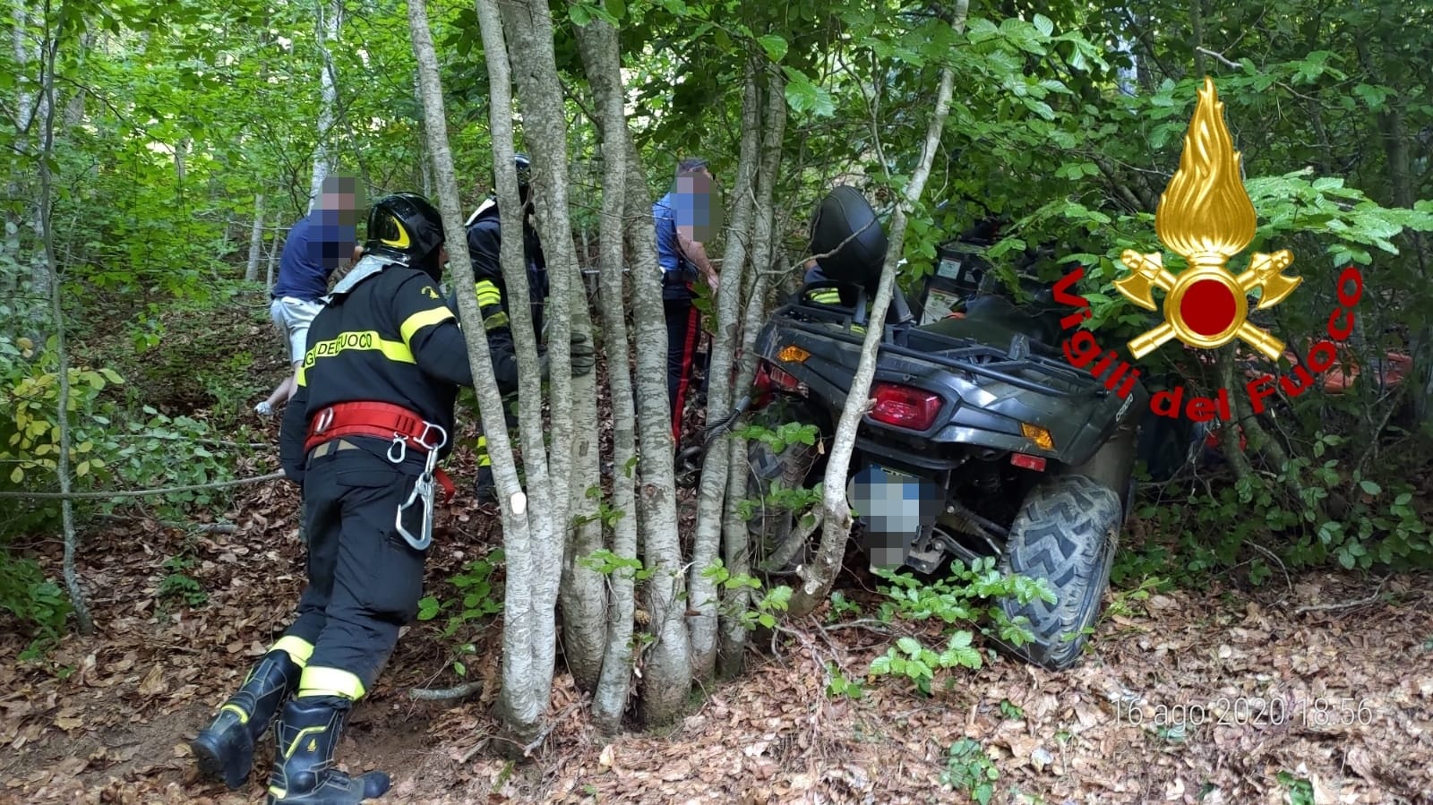 Avventura disavventura. Quad precipita nella scarpata, marito e moglie feriti, intervento dei Vvf