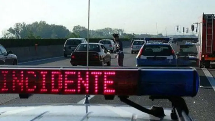 Incidenti stradali: scontro sull'A2, traffico bloccato e code