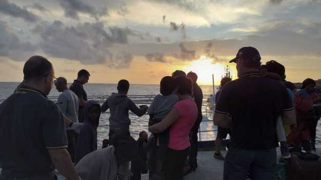 Migranti: 728 in due giorni a Lampedusa, via a trasferimenti