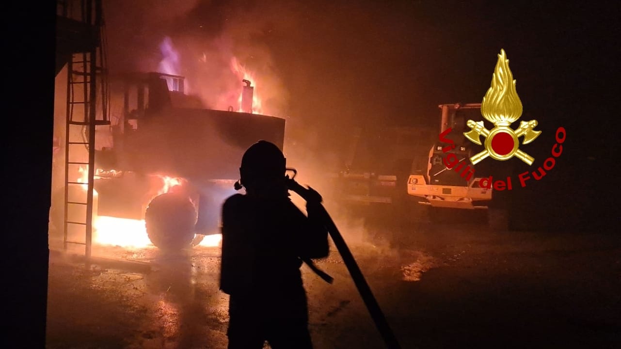 Rogo in capannone commerciale zona ex SIR a Lamezia intervento dei Vvf. (Foto)