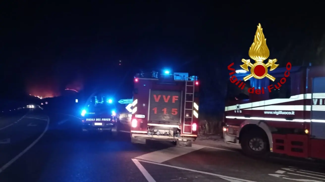 Rogo in capannone commerciale zona ex SIR a Lamezia intervento dei Vvf. (Foto)