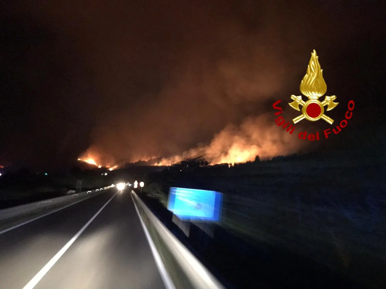 Rogo in capannone commerciale zona ex SIR a Lamezia intervento dei Vvf. (Foto)