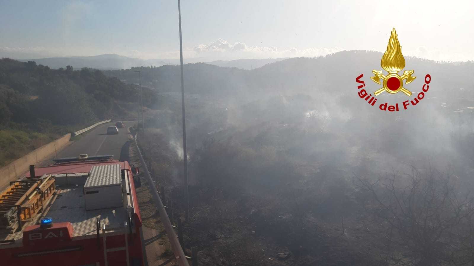 Catanzaro, vasto incendio zona sud, i Vvf evitano il propagarsi delle fiamme vicino abitazioni