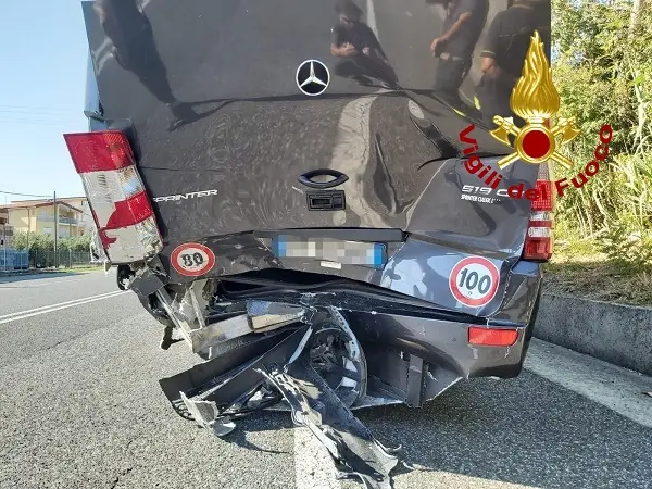 Lamezia impatto violento tra autobus e auto i Vvf estraggono anziana dalle lamiere. Foto