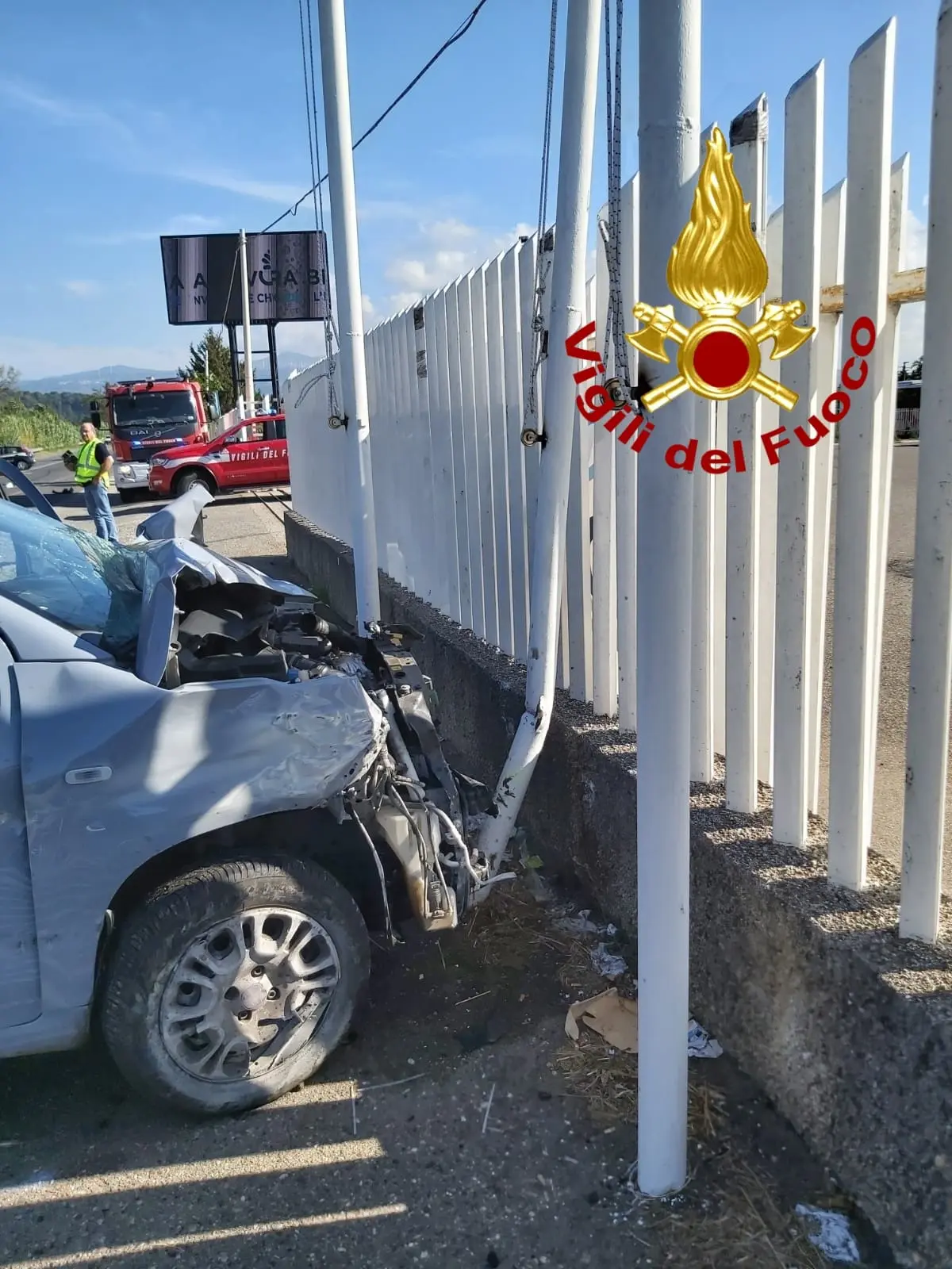 Lamezia impatto violento tra autobus e auto i Vvf estraggono anziana dalle lamiere. Foto