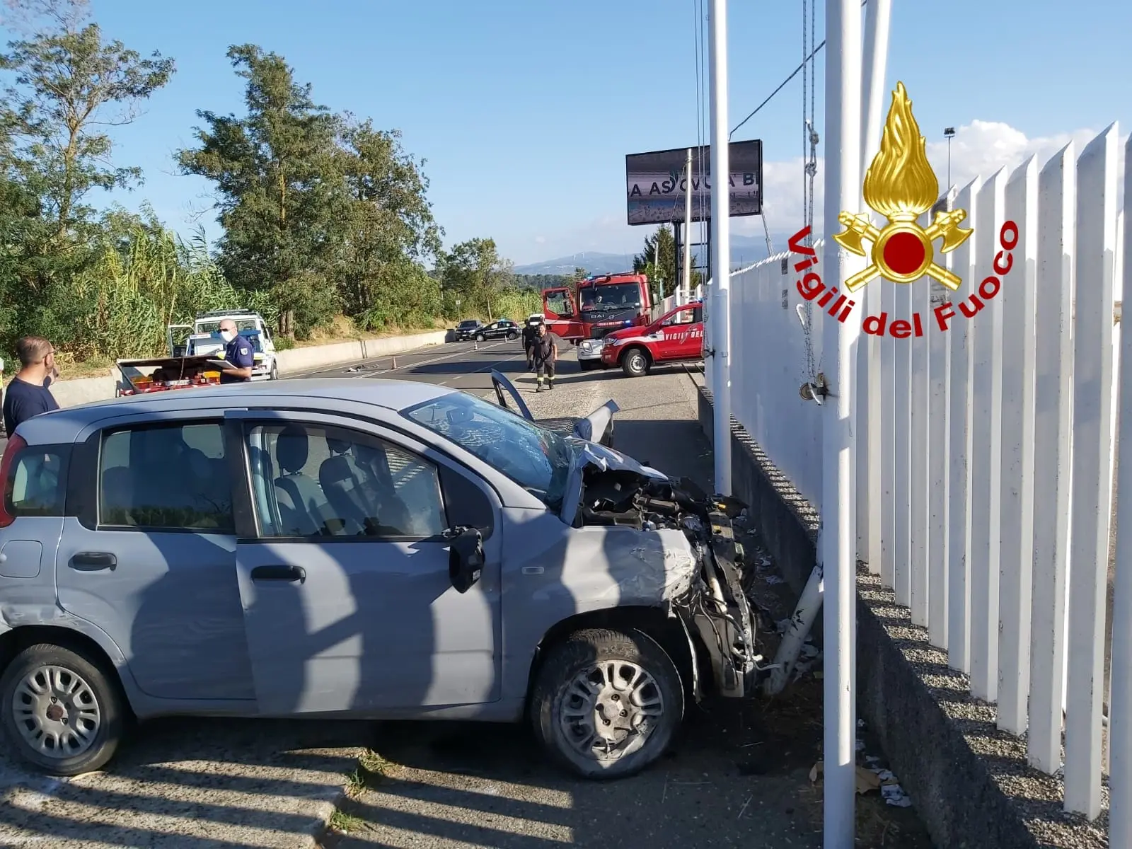 Lamezia impatto violento tra autobus e auto i Vvf estraggono anziana dalle lamiere. Foto