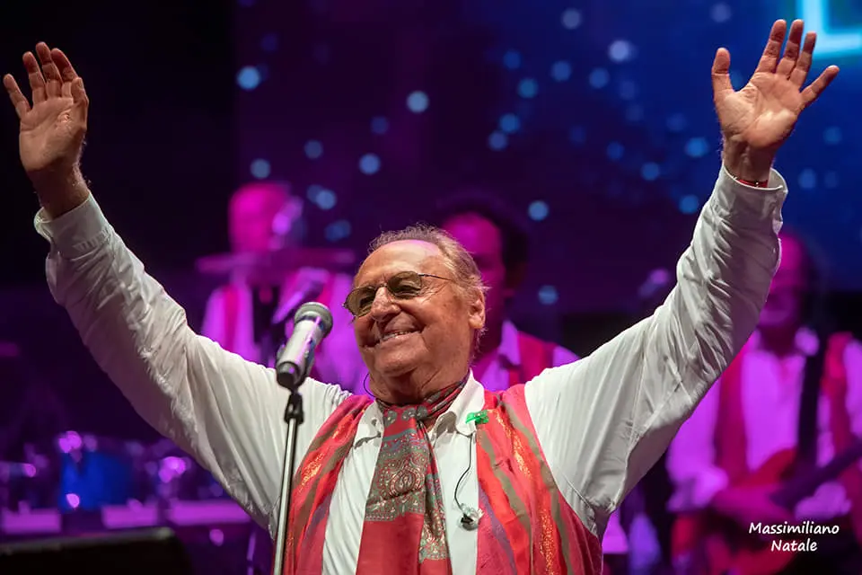 Standing Ovation per Renzo Arbore con la sua orchestra italiana a Diamante (CS)