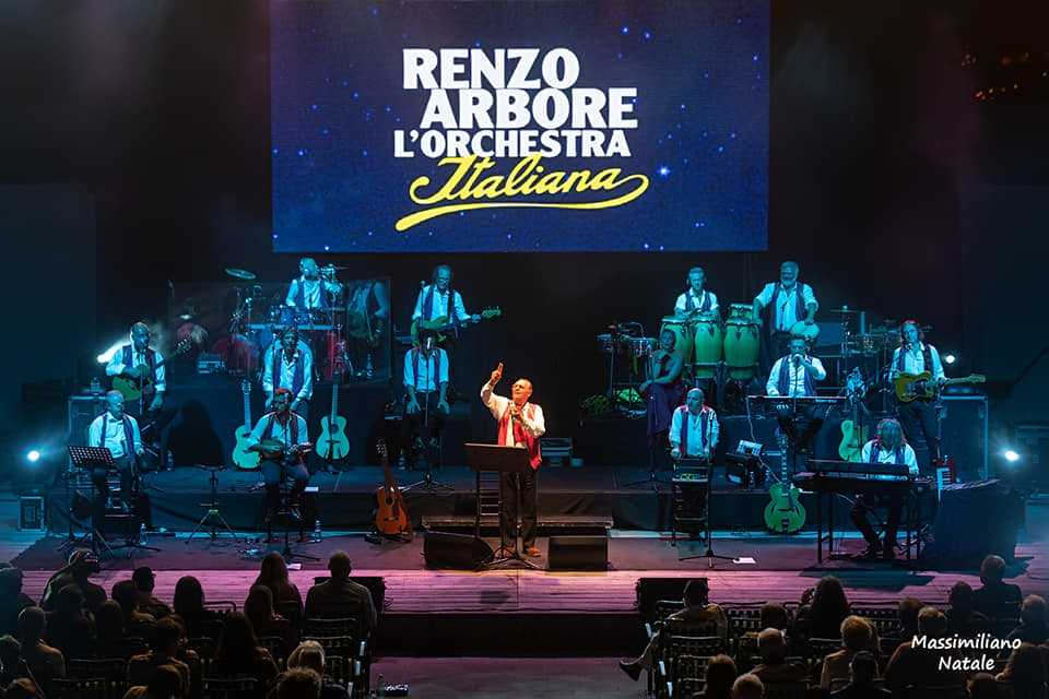 Standing Ovation per Renzo Arbore con la sua orchestra italiana a Diamante (CS)