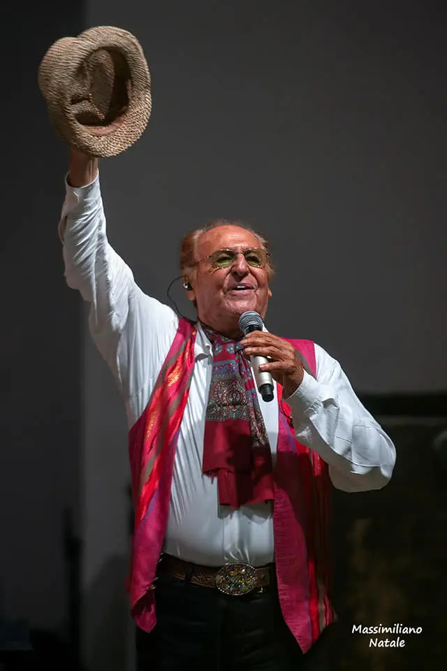 Standing Ovation per Renzo Arbore con la sua orchestra italiana a Diamante (CS)