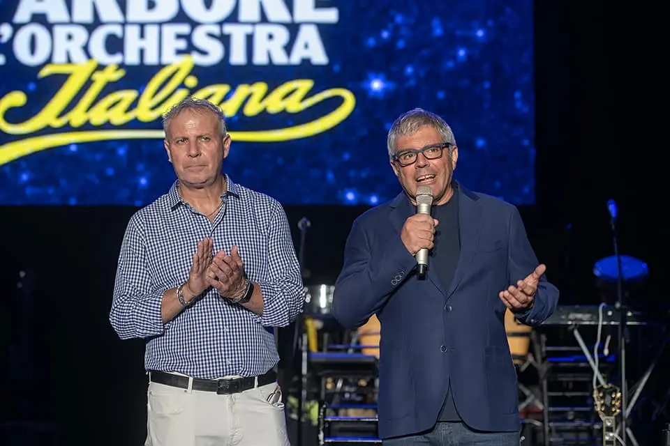 Standing Ovation per Renzo Arbore con la sua orchestra italiana a Diamante (CS)