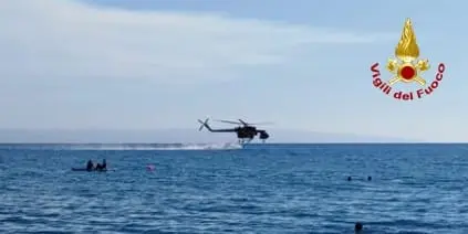 Canadair e squadre VVF per domare due grossi roghi nel catanzarese (Foto e Video)