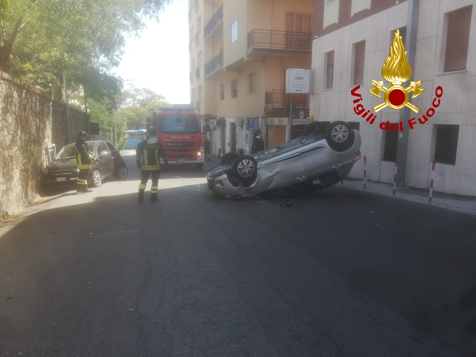 Catanzaro, incidente con ribaltamento in Città necessario l’intervento dei Vvf per estrarre la donna