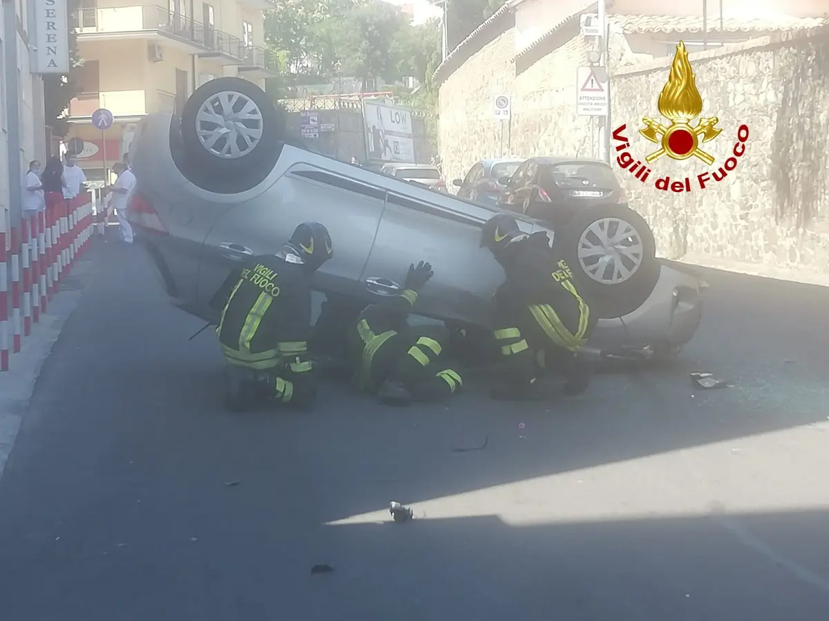 Catanzaro, incidente con ribaltamento in Città necessario l’intervento dei Vvf per estrarre la donna