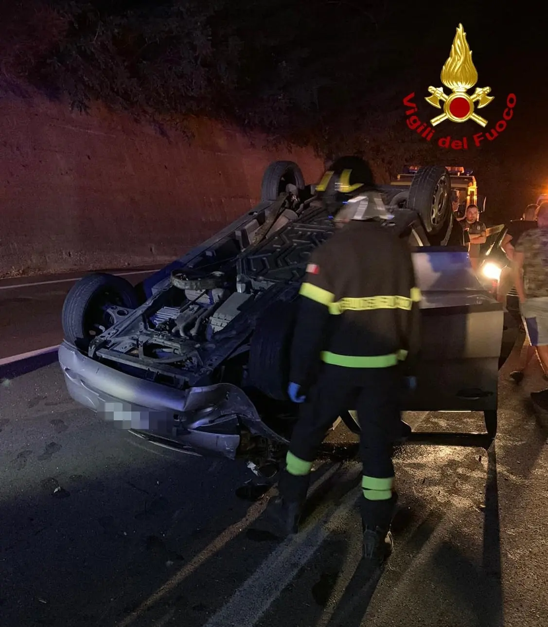 Incidenti stradali. SS107, scontro tra 2 auto, bilancio 3 feriti, necessario l'intervento dei Vvf