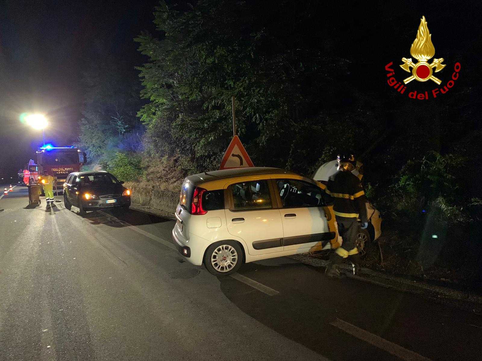 Incidenti stradali. SS107, scontro tra 2 auto, bilancio 3 feriti, necessario l'intervento dei Vvf