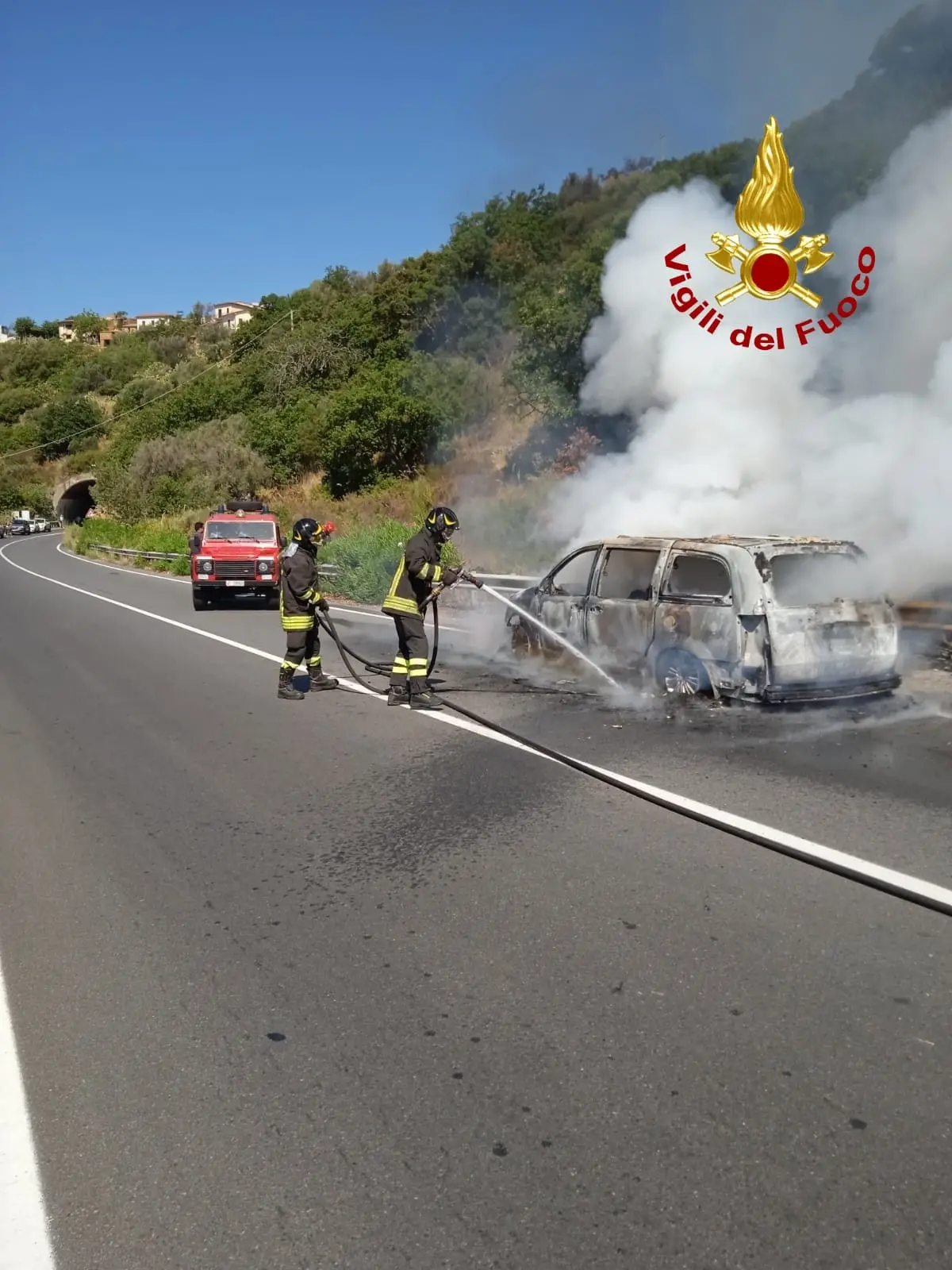 Divampa auto in marcia e il conducente esce vano motore, intervento dei Vvf. Video