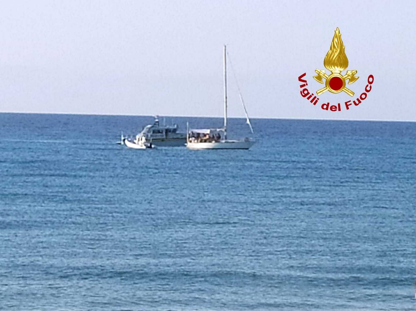 Sbarco Migranti: in 36 sbarcano su barca a vela e gommone a Sellia Marina, effettuati Tamponi. Video