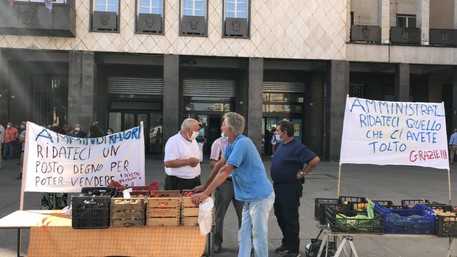 Mercato davanti al Comune di Cosenza per protesta ambulanti lamentano mancata apertura spazio