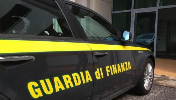 Si fingeva finanziere, arrestato da quelli veri