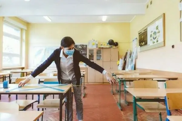 Scuola: virologo, non è più pericolosa di altri ambienti
