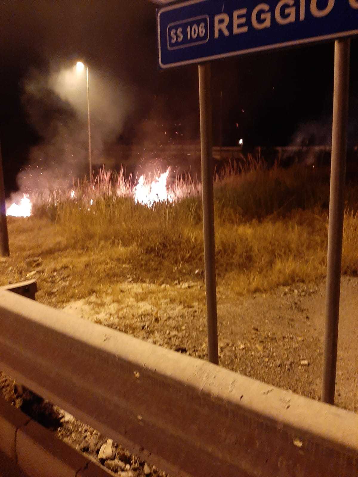 Incendio doloso nei pressi di archeoderi, dura condanna del sindaco di Bova Marina Zavettieri
