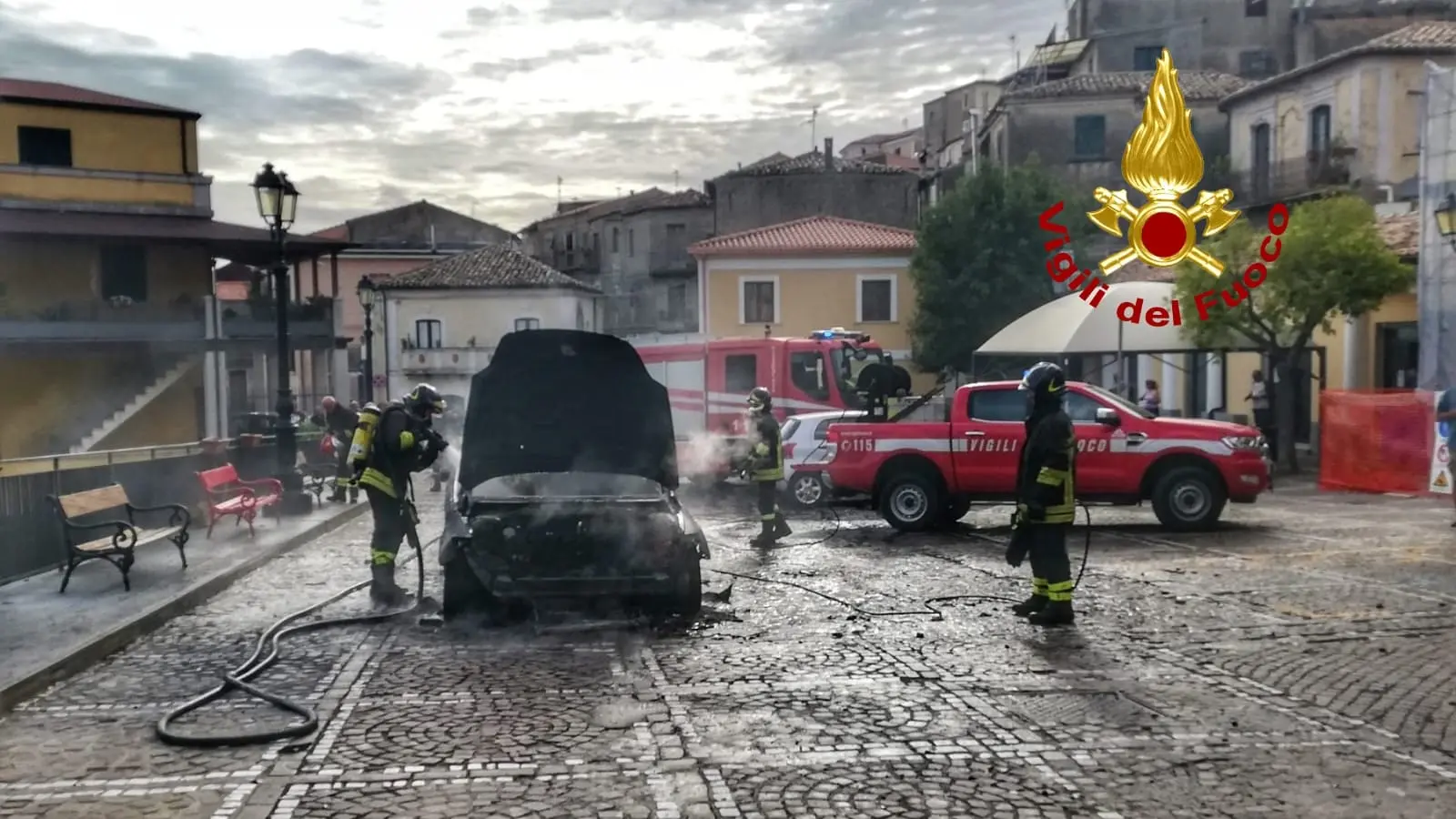 Rogo in Piazza Dell'Immacolata nel comune di Curinga necessario l'intervento dei Vvf