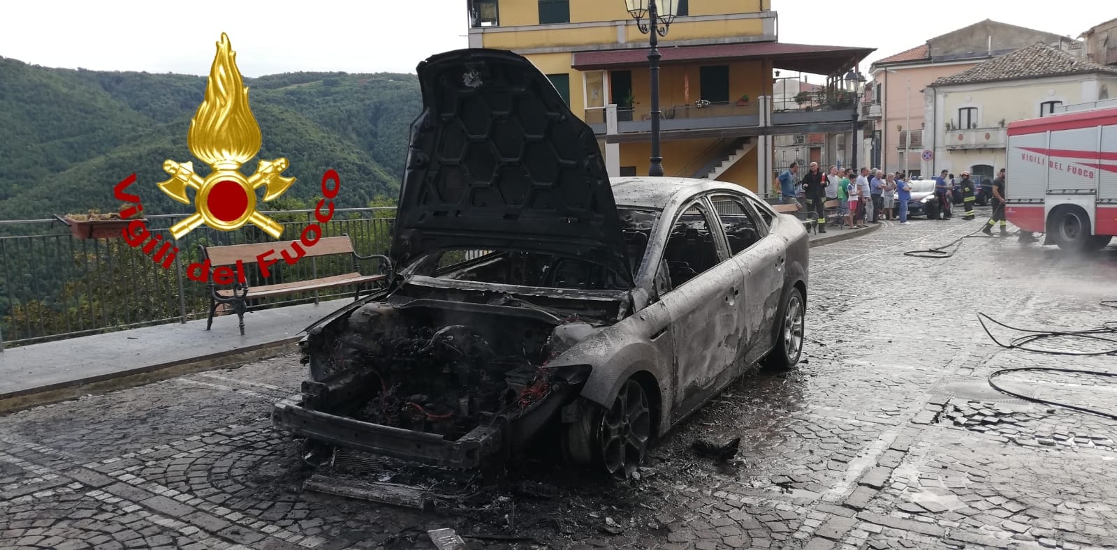 Rogo in Piazza Dell'Immacolata nel comune di Curinga necessario l'intervento dei Vvf