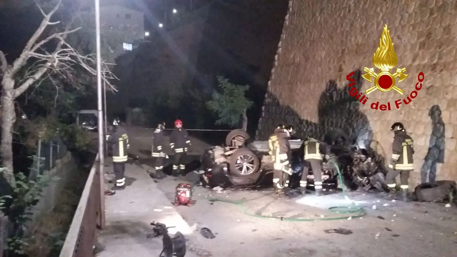 Incidente mortale a San Giovanni in Fiore, i Vvf estraggono esamine 28enne dalle lamiere