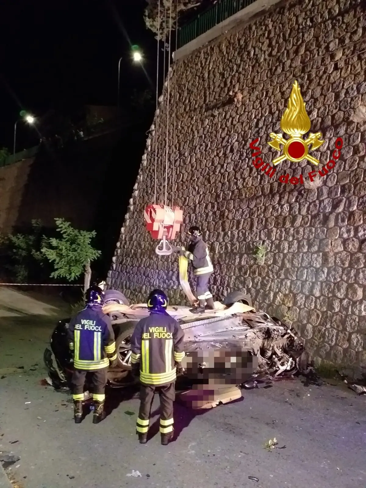 Incidente mortale a San Giovanni in Fiore, i Vvf estraggono esamine 28enne dalle lamiere