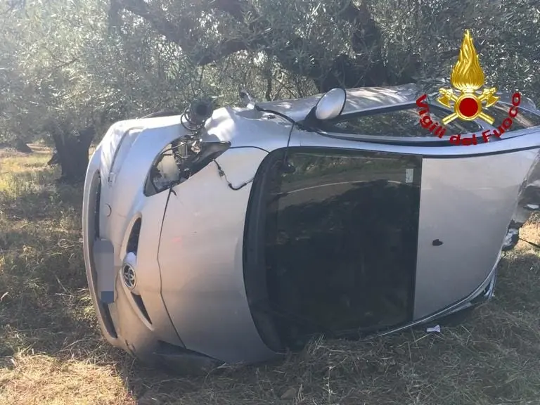 Incidente stradale nel Lametino, auto finisce fuori strada ribaltandosi, intervento dei Vvf