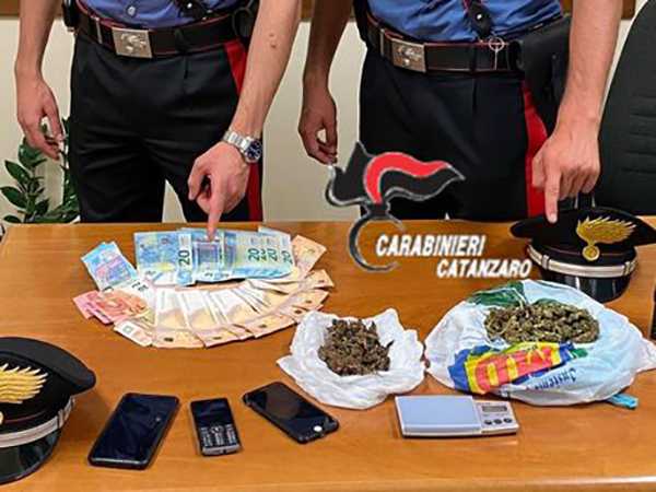 Droga: Cropani, in casa avevano 150 grammi di marijuana, arrestati