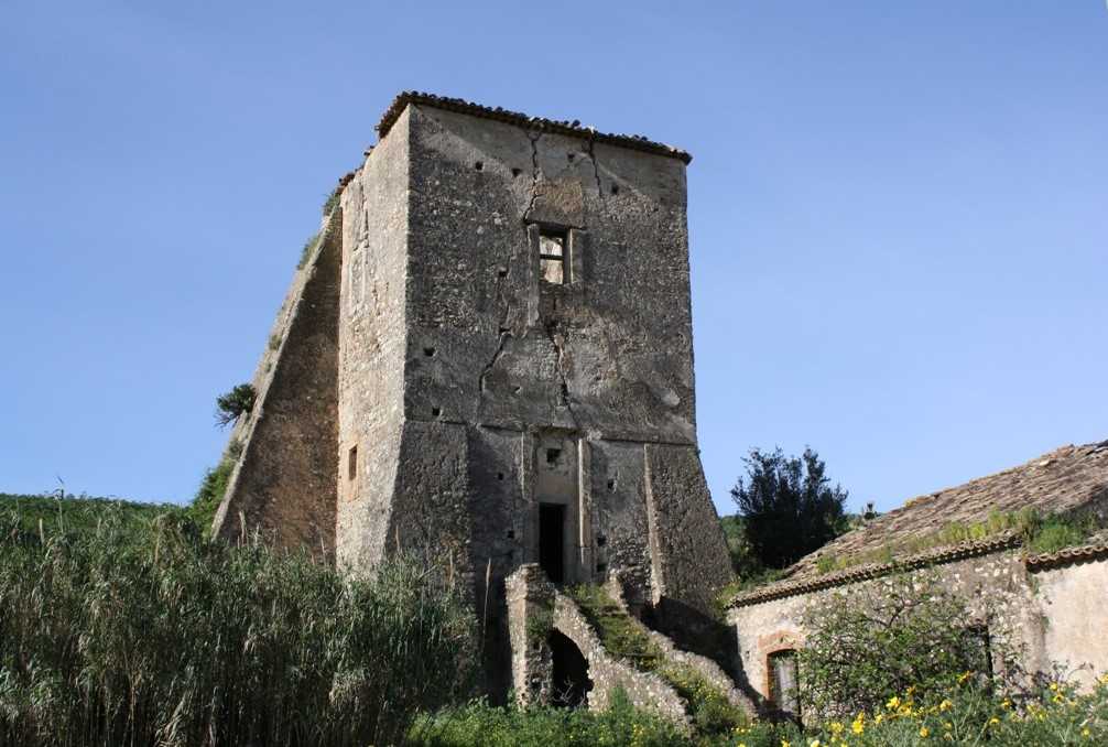 Satriano La Torre Ancinale, bene storico, minaccia di crollare