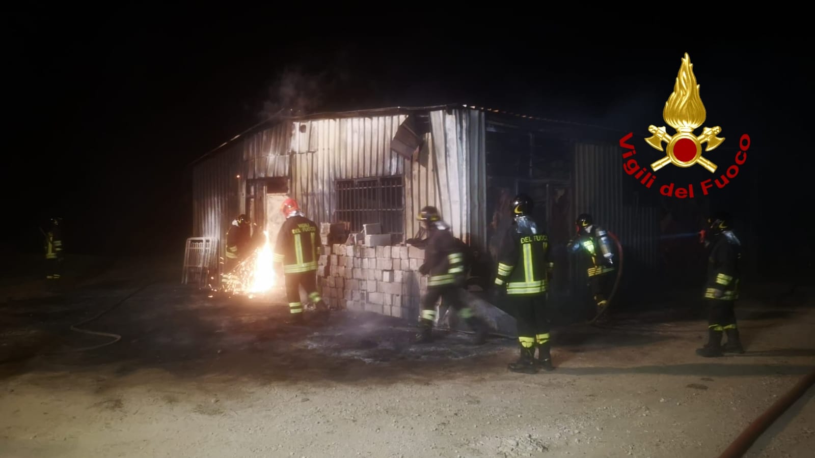 Borgia. Capannone commerciale distrutto dalle fiamme sul posto i Vvf e Cc (Video)