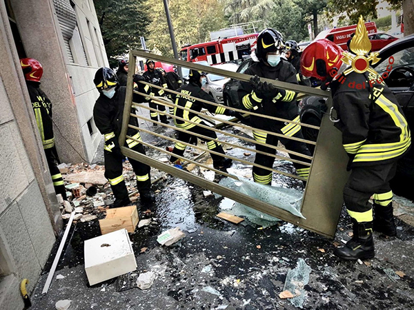 Paura a Milano in Piazzale Libia, forte esplosione fra tremare palazzi, feriti, gente in strada