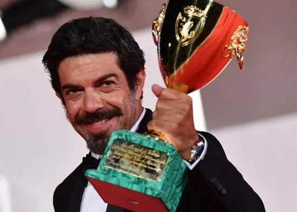 Leone d'oro a Nomadland, per l'Italia vince Favino, argento a Nuevo Orden. Delusione per notturno