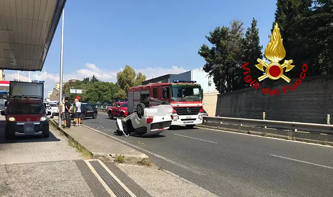 Catanzaro incidente stradale con ribaltamento i Vvf estraggono il conducente dalle lamiere