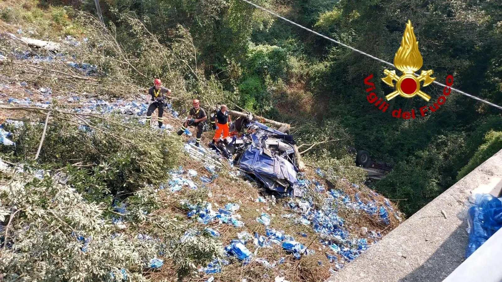 Tragedia Giffone (RC), autoarticolato finisce in un burrone muore il conducente. (Video)