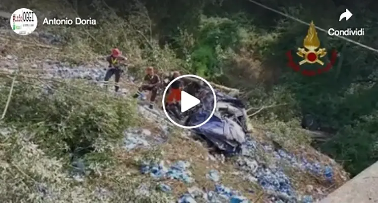 Tragedia Giffone (RC), autoarticolato finisce in un burrone muore il conducente. (Video)