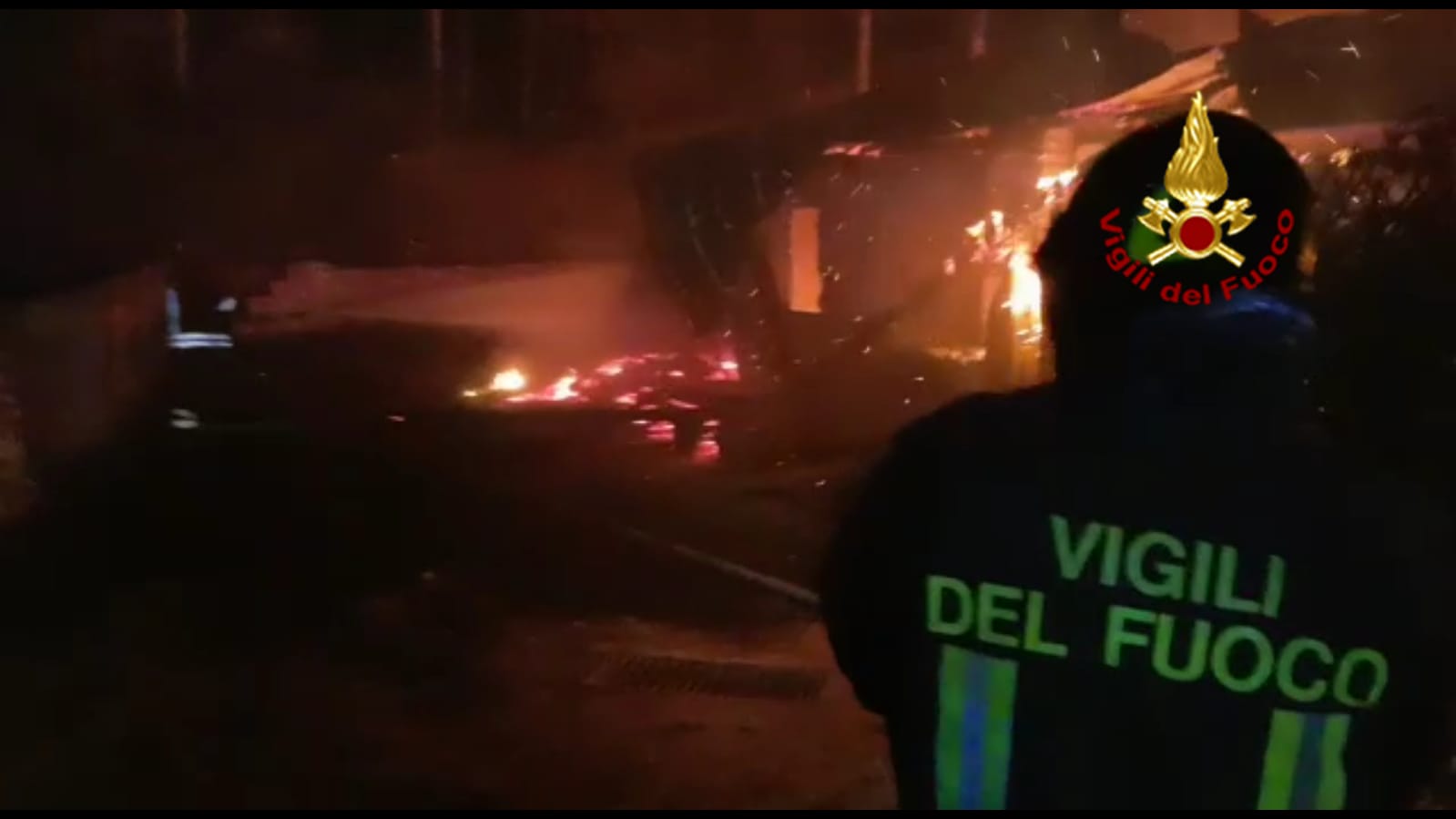 Sersale, divampa Casolare con auto “Calabria verde” intervento dei Vvf e Cc (Video)