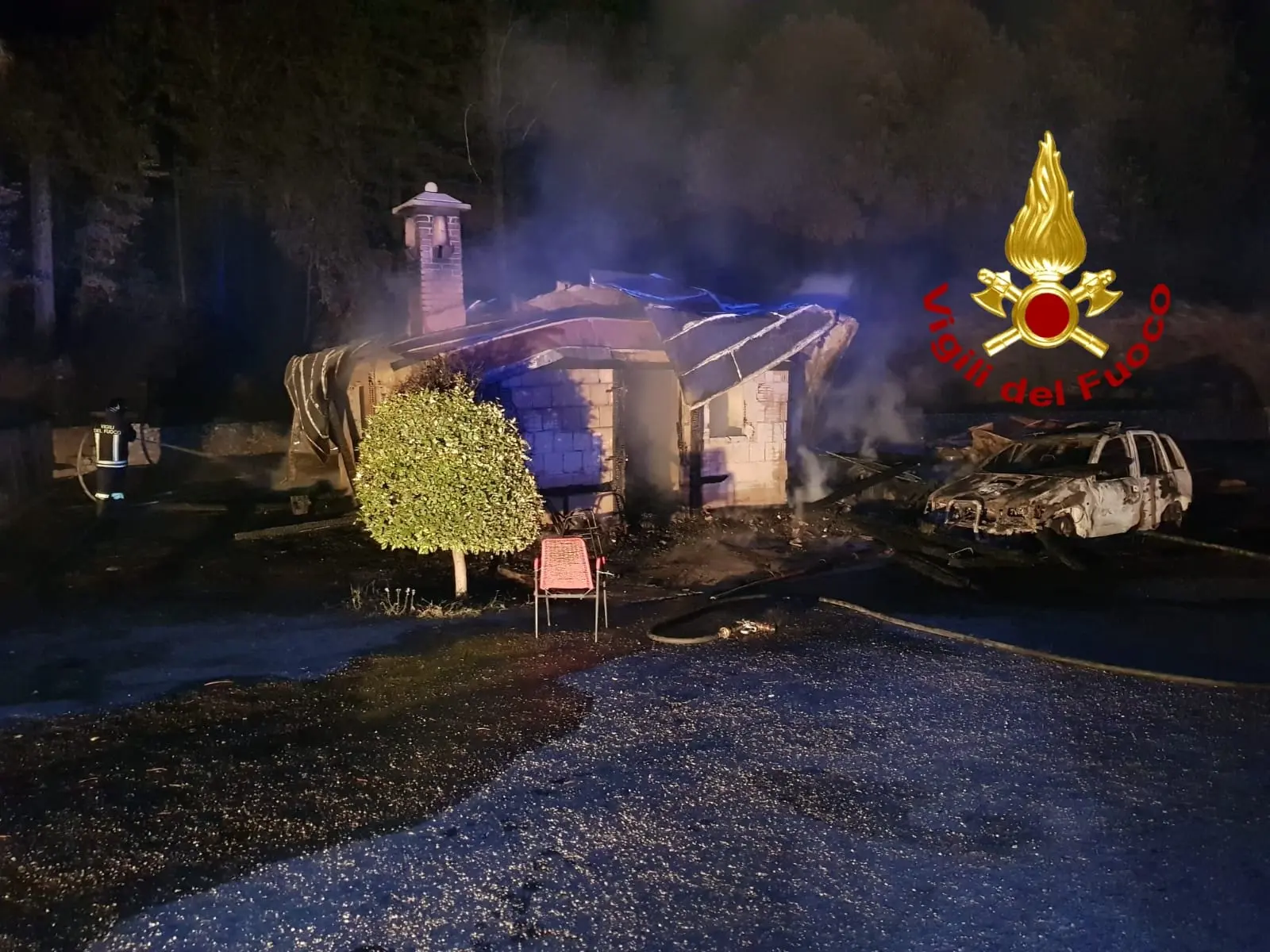 Sersale, divampa Casolare con auto “Calabria verde” intervento dei Vvf e Cc (Video)