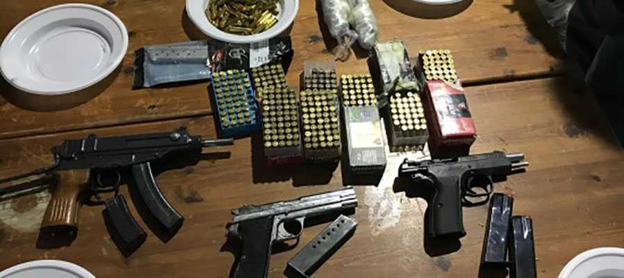 Siracusa: armi e droga “Kalashnikov, cocaina e soldi” in un casolare, un arresto