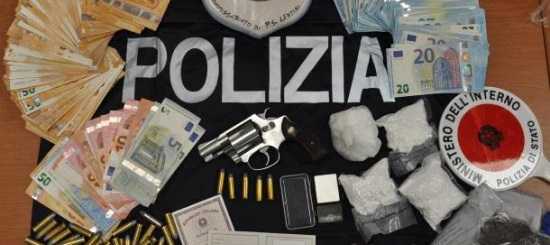Siracusa: armi e droga “Kalashnikov, cocaina e soldi” in un casolare, un arresto