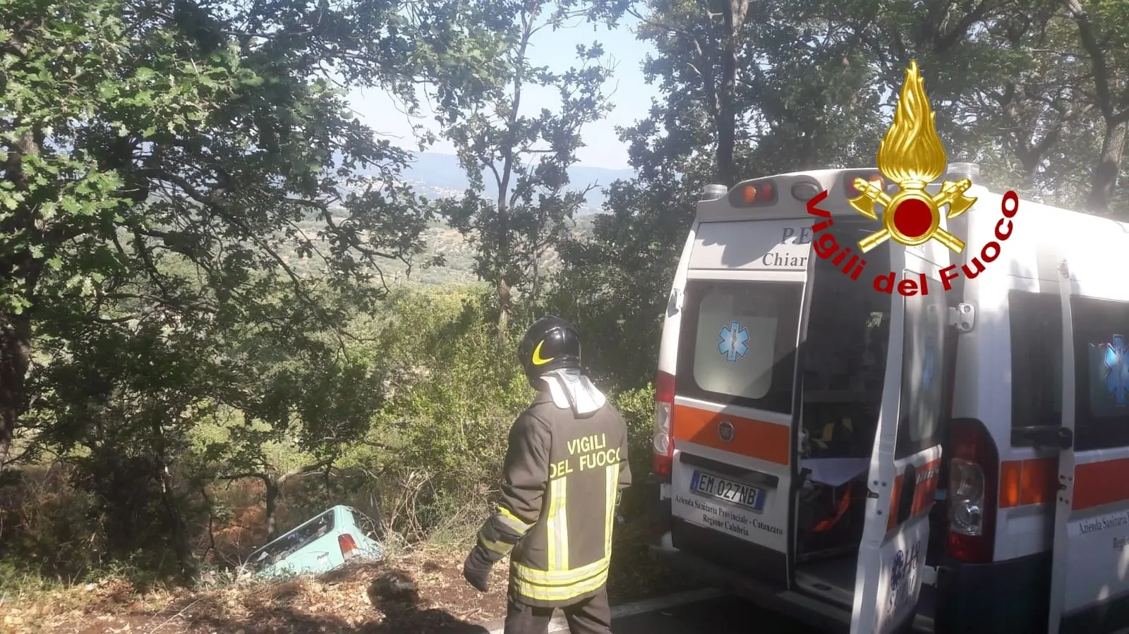 Chiaravalle. 29enne perde il controllo finendo in un burrone a Campo Petrizzi i Vvf lo recuperano